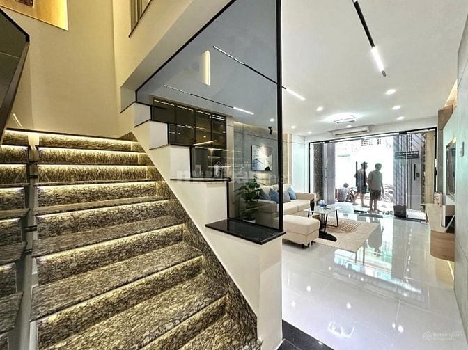 Chủ mắc nợ bán gấp nhà phú nhận, Phan Xích Long giá lỗ nặng