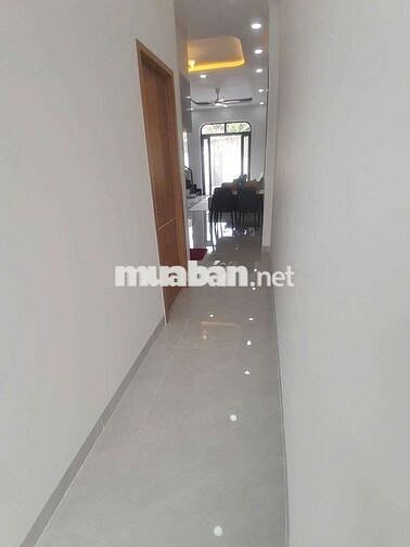 Nhà trệt 1 Lầu, đường nhựa, gần trường học, DT: 4,5x26, 4PN, 3WC