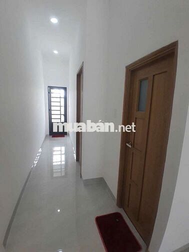 Nhà trệt 1 Lầu, đường nhựa, gần trường học, DT: 4,5x26, 4PN, 3WC