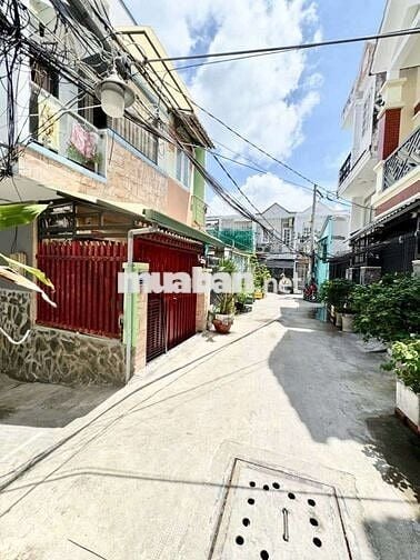 Cần bán nhà đang ở đoạn đường Huỳnh Tấn Phát gần Phú Mỹ Hưng quận 7