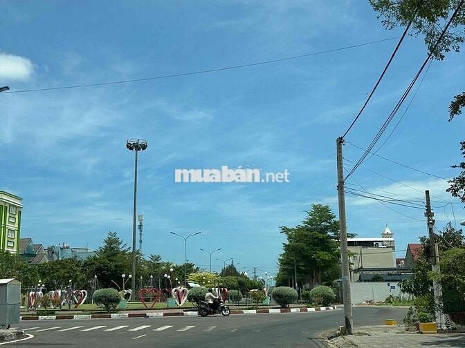 Cần tiền bán gấp 200m2 mặt tiền Đại lộ giá chỉ 4,2 tỷ. ***