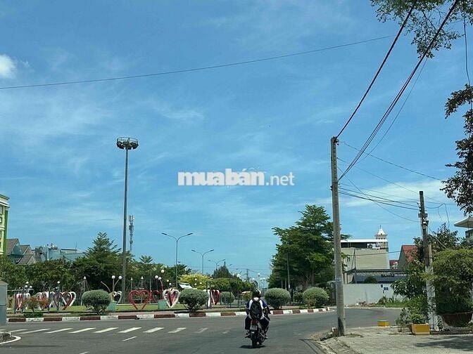 Cần tiền bán gấp 200m2 mặt tiền Đại lộ giá chỉ 4,2 tỷ. ***