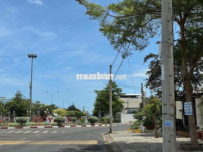 Cần tiền bán gấp 200m2 mặt tiền Đại lộ giá chỉ 4,2 tỷ. ***