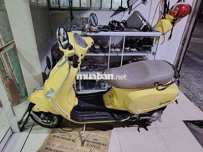 Xe máy Piaggio Vespa LX125 màu vàng
