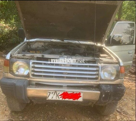 Ô tô Mitsubishi Pajero 1992 7 chỗ màu bạc