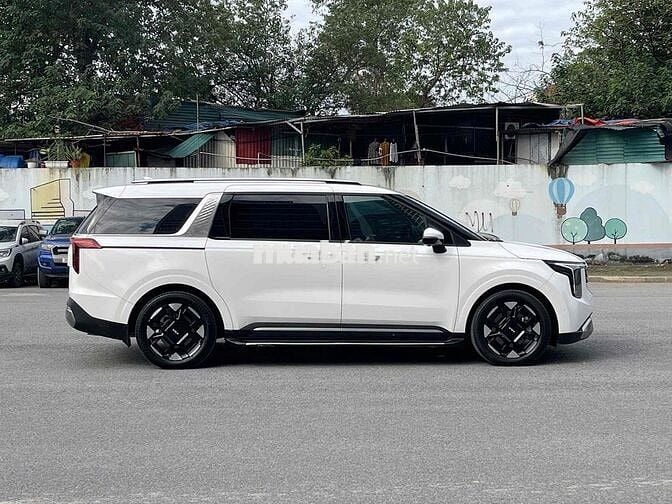 Kia Carnival Premium 7S model 2025 màu trắng