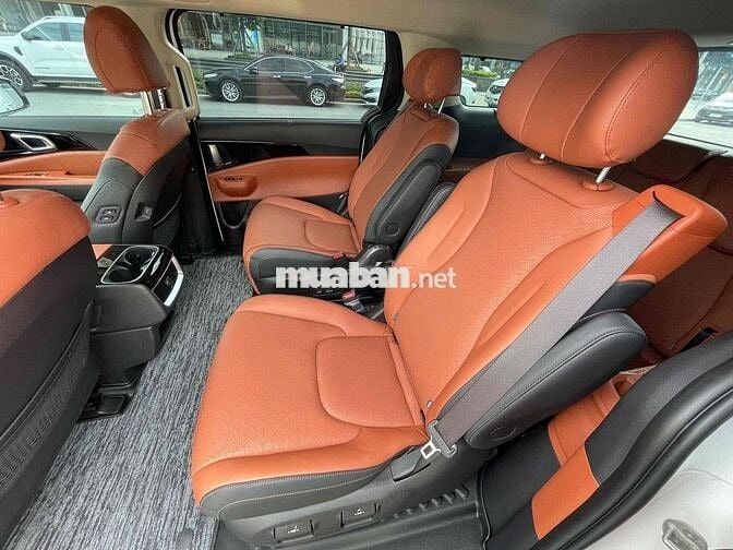 Kia Carnival Premium 7S model 2025 màu trắng
