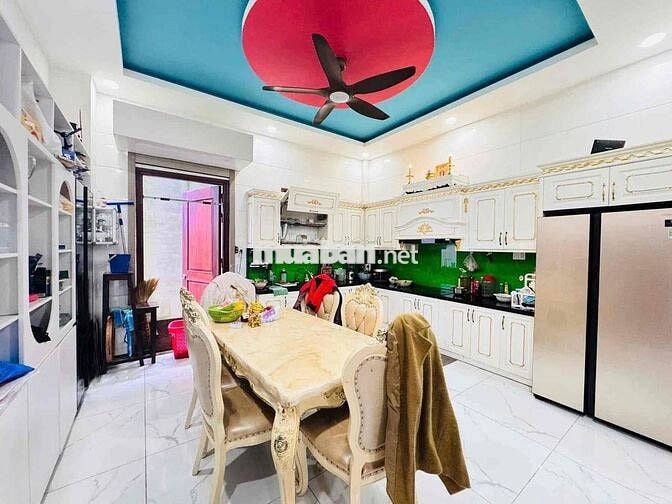 nhà 3 tầng đường 10m5 lề 4m vị trí kinh doanh đỉnh