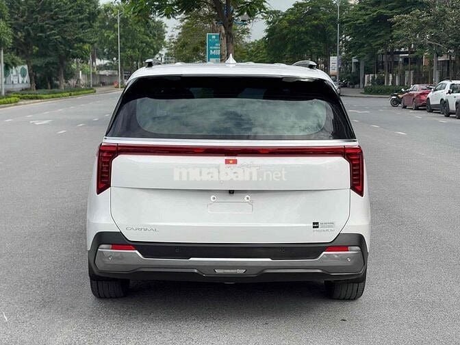 Kia Carnival Premium 7S model 2025 màu trắng