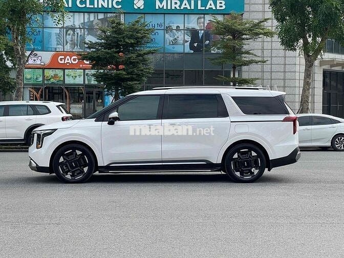 Kia Carnival Premium 7S model 2025 màu trắng