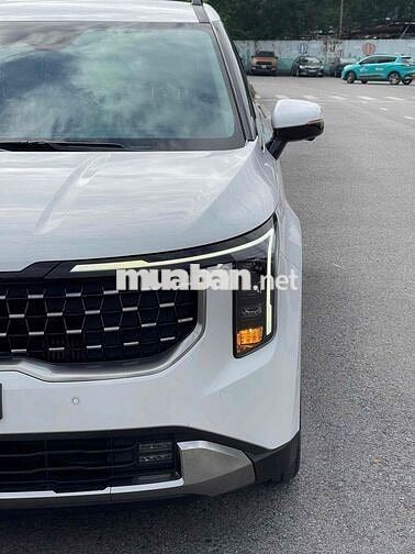 Kia Carnival Premium 7S model 2025 màu trắng