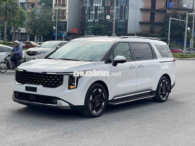 Kia Carnival Premium 7S model 2025 màu trắng