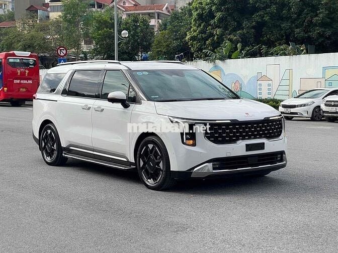 Kia Carnival Premium 7S model 2025 màu trắng