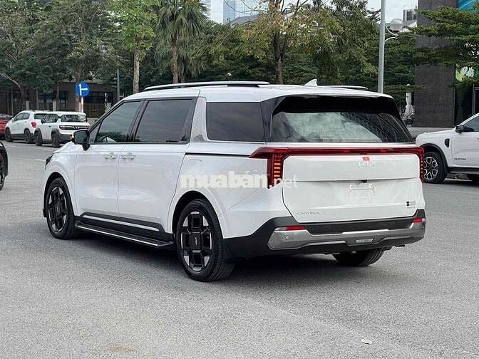 Kia Carnival Premium 7S model 2025 màu trắng
