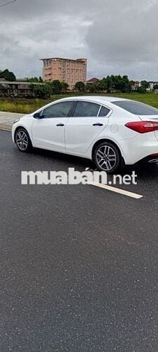 Ô tô KIA K3 màu trắng sản xuất 2016