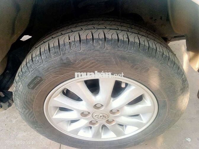 Toyota Innova 2015 số sàn 8 chỗ màu trắng