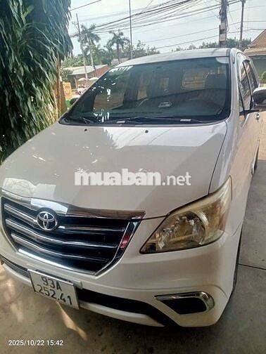 Toyota Innova 2015 số sàn 8 chỗ màu trắng