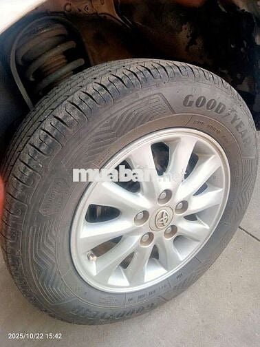 Toyota Innova 2015 số sàn 8 chỗ màu trắng