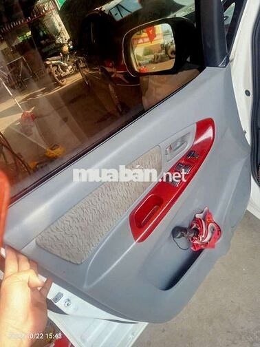 Toyota Innova 2015 số sàn 8 chỗ màu trắng