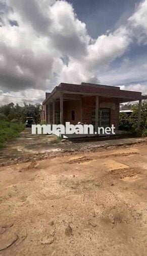 Cần bán đất 1700m2 đã có sẵn 200m2 thổ cư