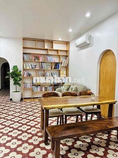 Nhà xinh xắn, trung tâm, 82m2, 2 phòng ngủ, 2 nhà vệ sinh