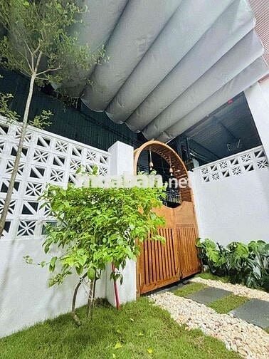 Nhà xinh xắn, trung tâm, 82m2, 2 phòng ngủ, 2 nhà vệ sinh