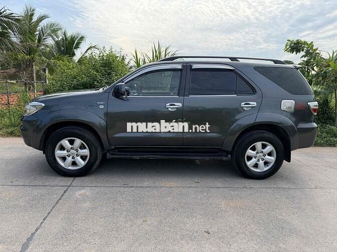 Toyota Fortuner 2010 2.5G - máy dầu số sàn