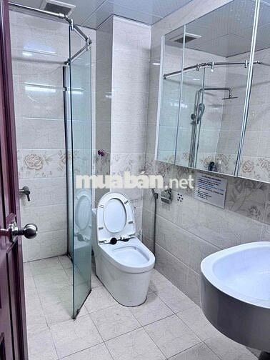 Cho thuê nhà 52/2b lữ gia. gần đại học bách khoa. DT 4,5x20. 4L 6PN