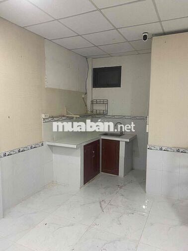 Hẻm thoáng Quận 4, sát trung tâm – Nhà ngang 8.5m, có sân – Sổ hồng, c