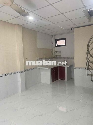 Hẻm thoáng Quận 4, sát trung tâm – Nhà ngang 8.5m, có sân – Sổ hồng, c