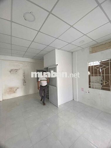 Hẻm thoáng Quận 4, sát trung tâm – Nhà ngang 8.5m, có sân – Sổ hồng, c