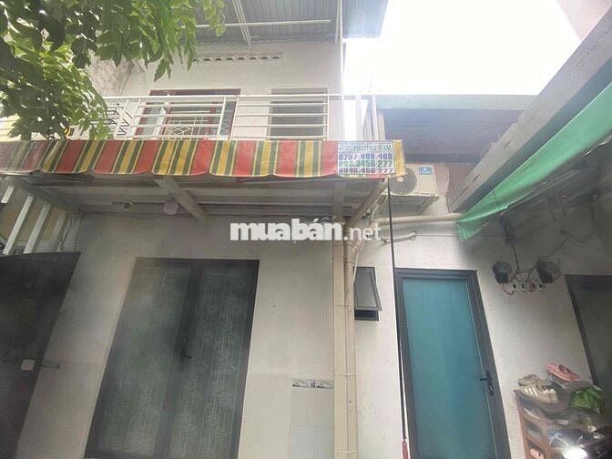 Hẻm thoáng Quận 4, sát trung tâm – Nhà ngang 8.5m, có sân – Sổ hồng, c