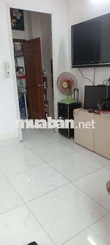 Căn lầu 1 gồm 2 phòng ngủ và 1 phòng bếp,giờ tự do, ngay chợ,đầy đủ nt