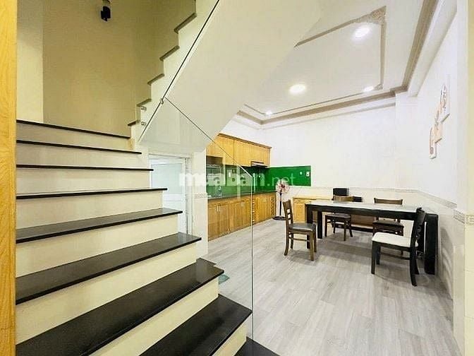 Bán nhà cực hot Lê Hồng Phong, P2, Quận 5, 2,65 tỷ, sổ riêng, tiện ích