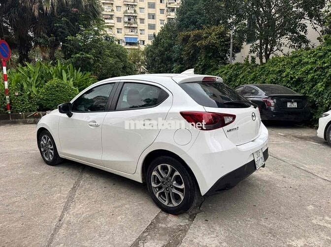 mazda 2 hatbank dáng thể thao xe nguyên bản
