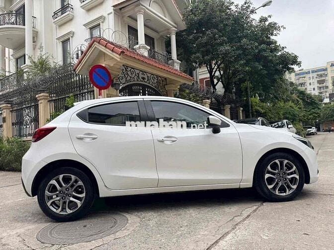 mazda 2 hatbank dáng thể thao xe nguyên bản