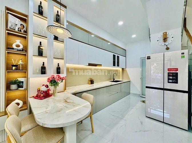 Nhà 42.5m2 Lê Quang Định, xây 1 trệt 2 lầu. Giá 2 tỷ 390. Hẻm 4m thông