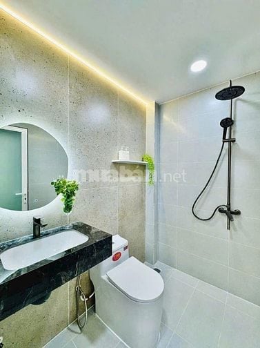 Nhà 42.5m2 Lê Quang Định, xây 1 trệt 2 lầu. Giá 2 tỷ 390. Hẻm 4m thông