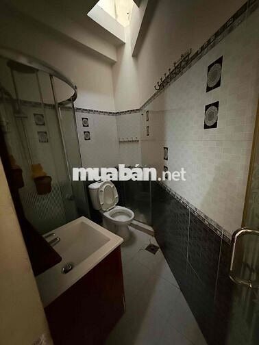 Cho thuê nhà HXH CMT8, Tân Bình, 3x8, 2 lầu , 2pn 2wc giá 1