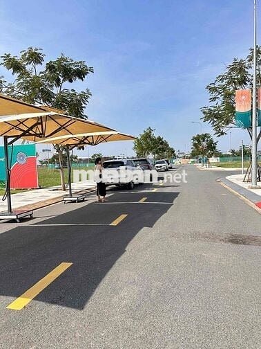 Bán Đất 1ty8 100m2 ngay mặt tiền DT830- Bến Lức. sổ riêng