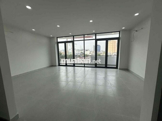 Mặt Tiền Nguyên Văn Linh Trống Suốt