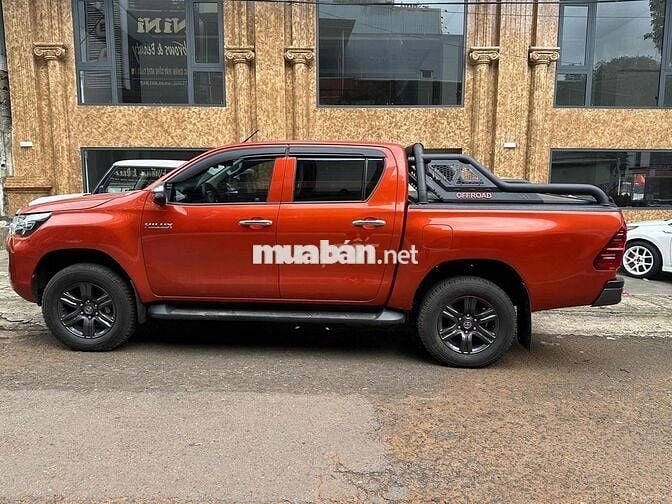 TOYOTA HILUX 4x2 AT 2021 NHẬP KHẨU