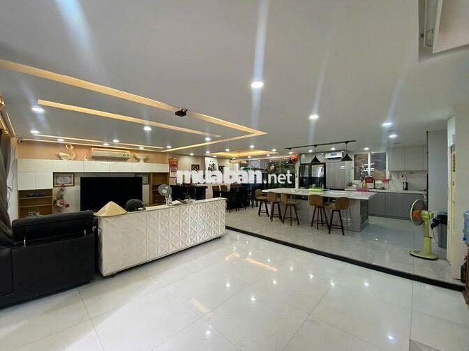 📱 NHÀ RỘNG MT C18_(K300)_10x20m_TRỆT 3 LẦU MỚI ĐẸP.