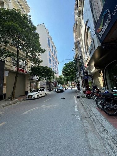 Cho thuê văn phòng tầng 1 và tầng 4, đường to rộng số 2A Đỗ Quang