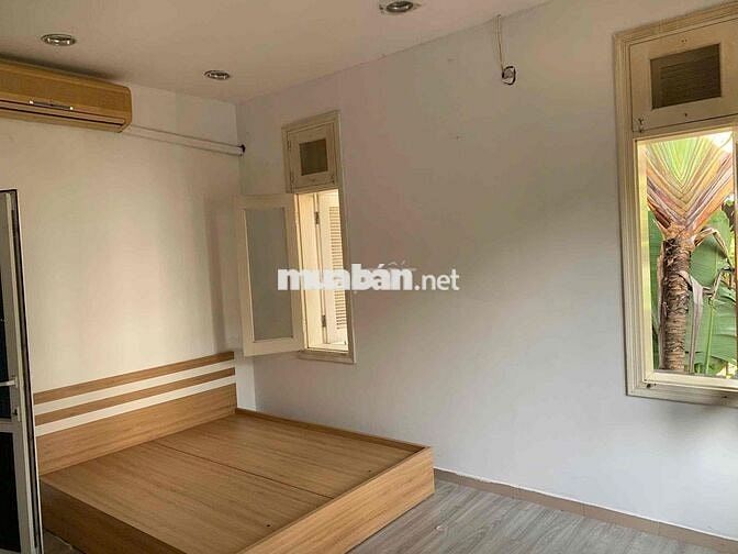 phòng tầng 2 nhà sân vườn rộng ngõ 445 llq