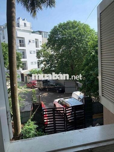 phòng tầng 2 nhà sân vườn rộng ngõ 445 llq