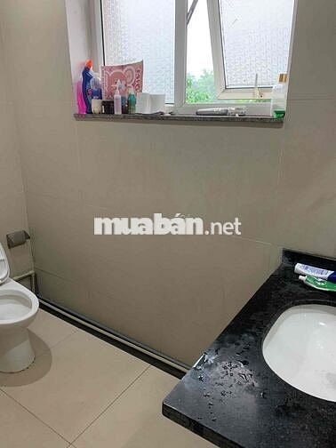 phòng tầng 2 nhà sân vườn rộng ngõ 445 llq