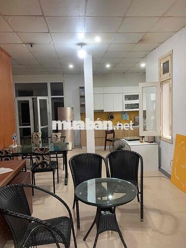 phòng tầng 2 nhà sân vườn rộng ngõ 445 llq