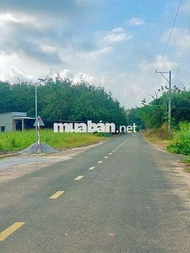 Bán lô đất sẵn thổ cư, mặt tiền đường nhựa lớn.