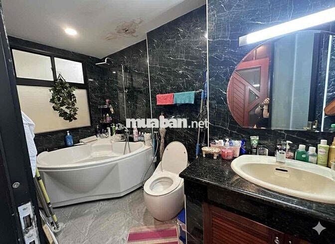 Căn hộ full tiện nghi, cửa sổ bancon thoáng ở trung tâm PN